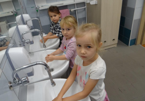 Dziewczynki myja ręce